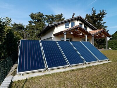 Zonnepanelen in tuin (Tuinnieuws)