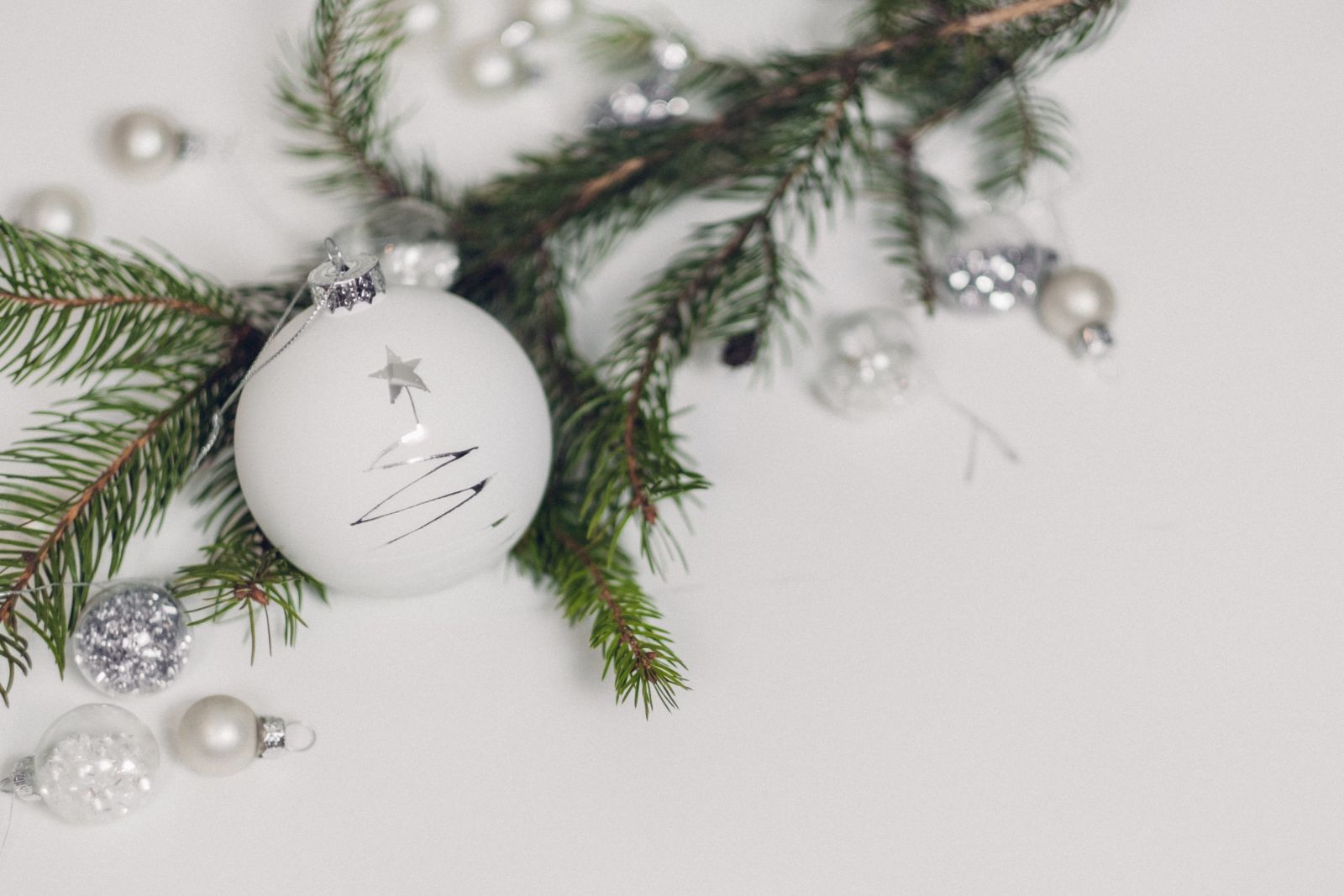 Witte kerstballen met glitters