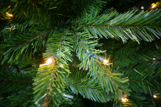 Groene kunstkerstboom met ingebouwde kerstverlichting