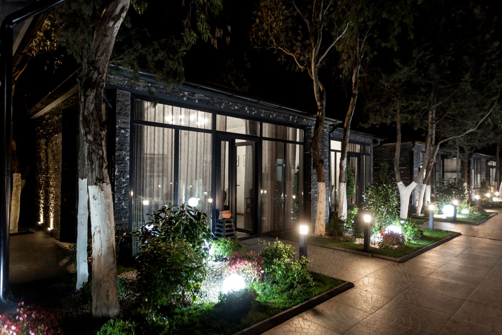outside-view-cottage-night-time